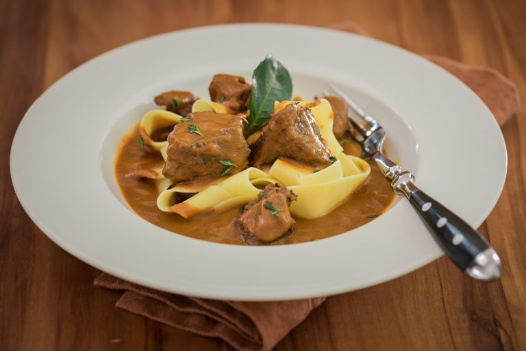 Gulasch vom Wagyu-Rind mit Bandnudeln - Salzig, Süß und Lecker