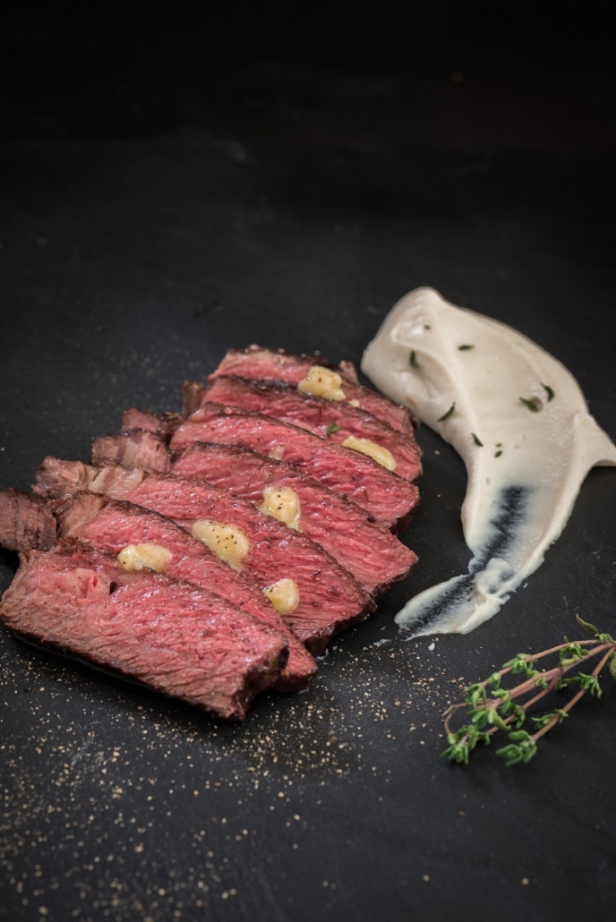 Steak vom Wagyu-Rind mit Selleriepüree und Thymianbutter - Salzig, Süß ...