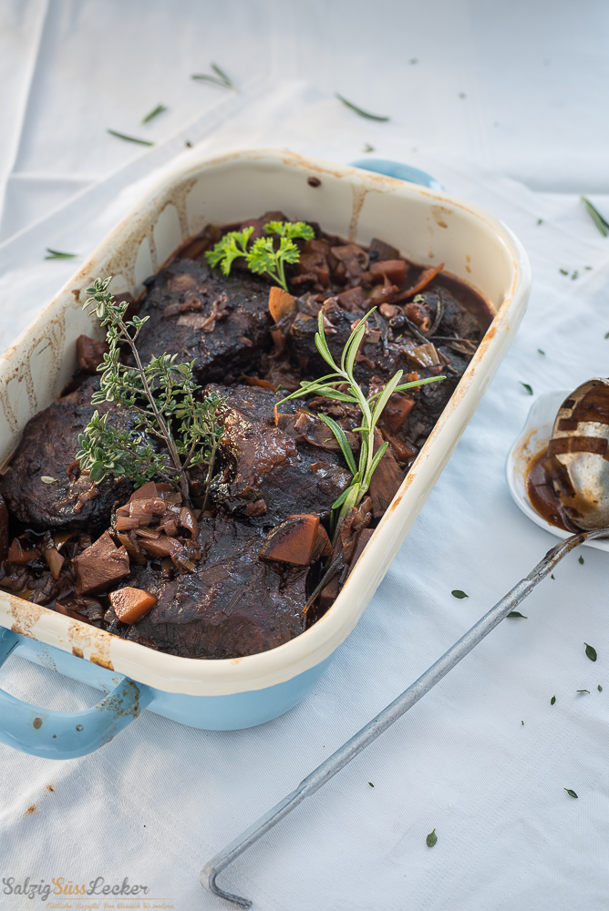 Geschmorte Kalbsbäckchen auf Kürbis-Risotto mit Kartoffel-Rouladen ...