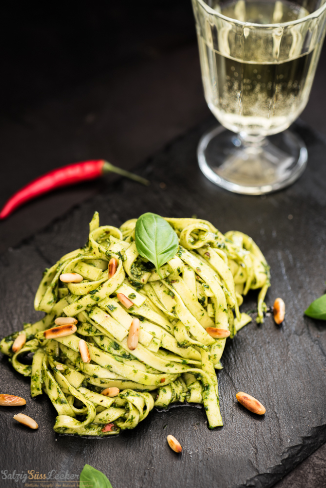 Veganes Basilikum Pesto Mit Tagliatelle Salzig S Und Lecker