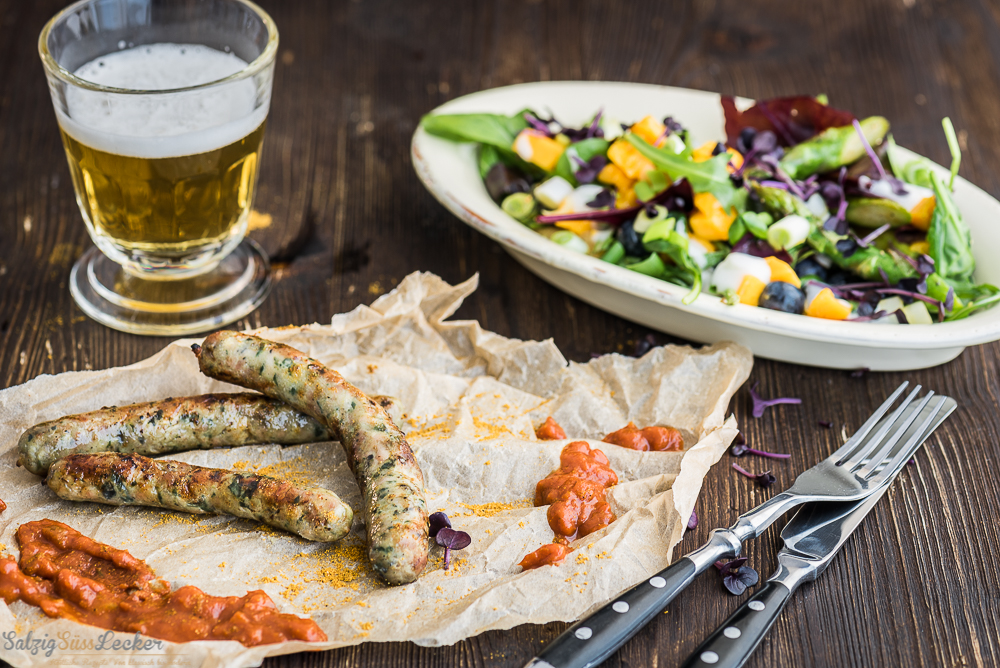 Deftige Bärlauch-Bratwurst mit einem fruchtigen Spargelsalat