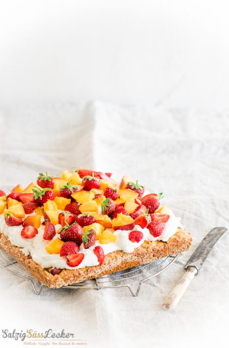 Pfirsich-Erdbeer-Kuchen mit einem marzipanigem Boden - Salzig, Süß und ...