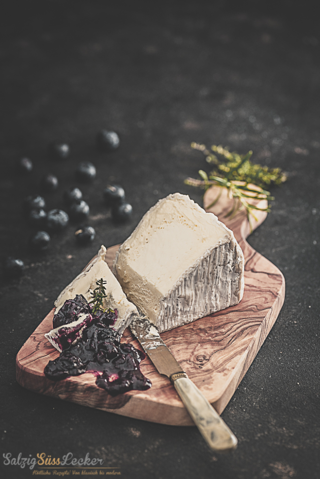 Blaubeer-Chutney mit leckerem Weichkäse - Salzig, Süß und Lecker