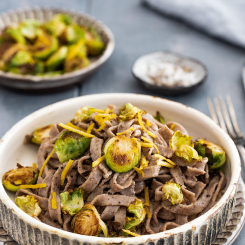 Leinsamen-Tagliatelle mit Rosenkohl und Zitronenl