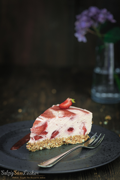 Cheesecake mit Erdbeeren und Passionsfrucht - Salzig, Süß und Lecker Cheesecake mit Erdbeeren und Passionsfrucht - Salzig, Süß und Lecker