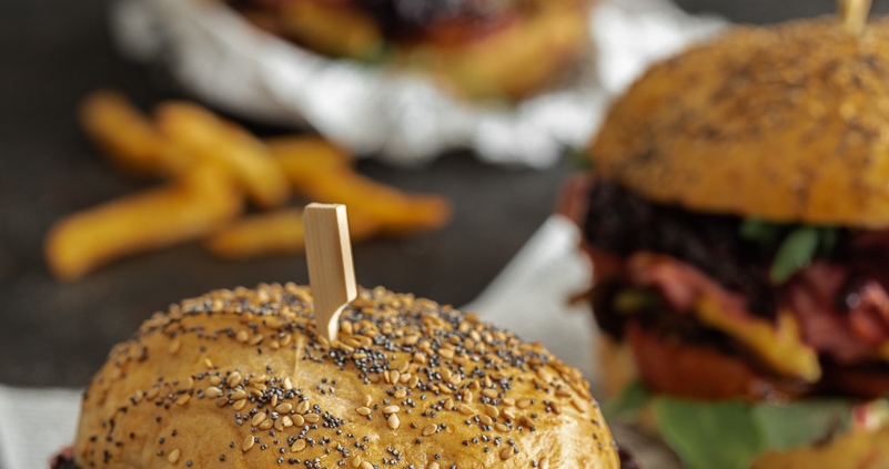 Pastrami-Burger mit spicy Blaubeer-Chutney – “Happy National Burger Day ...