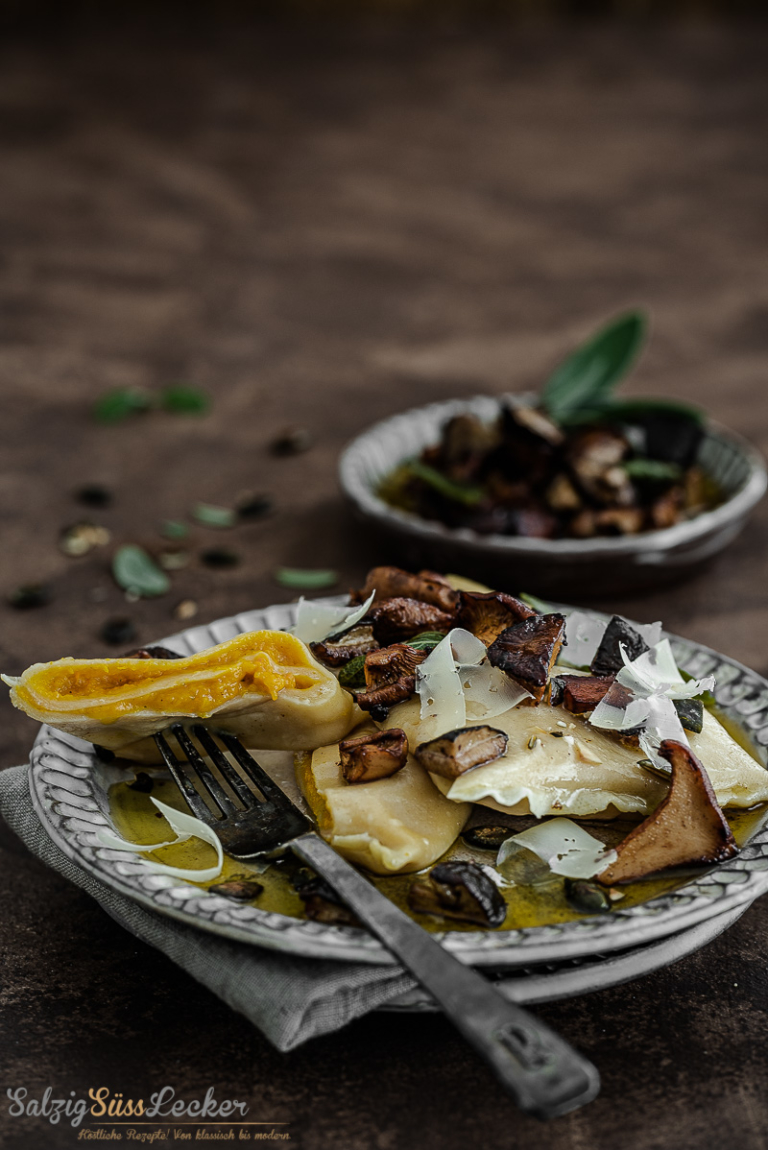 Maultaschen mit Kürbisfüllung in Salbei-Pilz-Butter - Salzig, Süß und ...