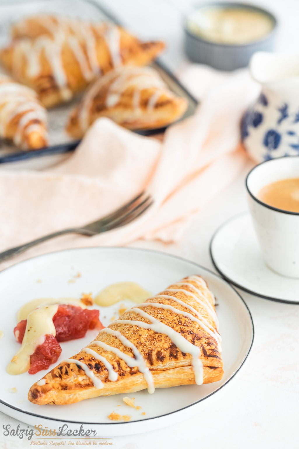 Käse Sahne Torte mit Rhabarbercreme Rezept - Salzig, Süß und Lecker