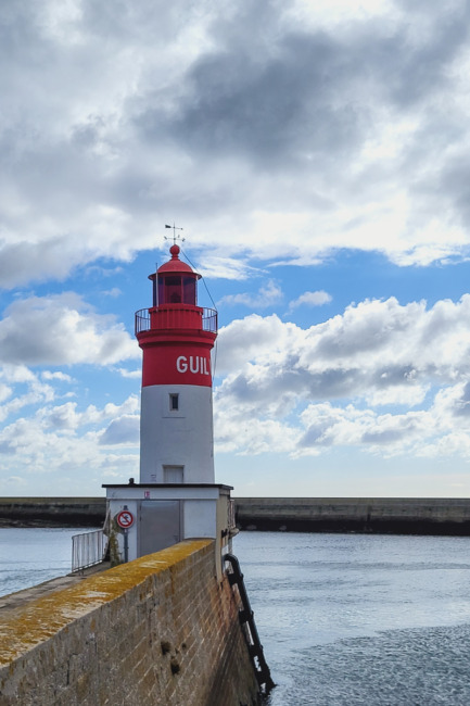 Guilvinec - Hafeneinfahrt mit Leuchtturm -1