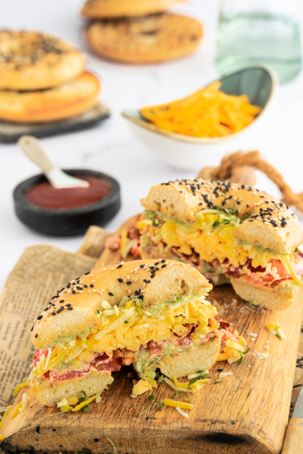 Breakfast Bagel Sandwich mit Bacon`n Eggs (7 von 7)