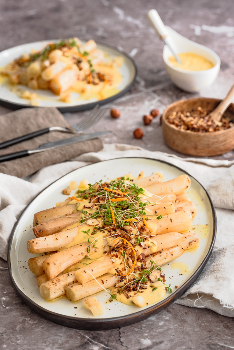 Schwarzwurzeln mit Estragon-Hollandaise und Haselnuss-Crunch - Salzig ...