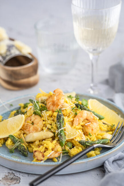Safranrisotto mit Spargel und Garnelen