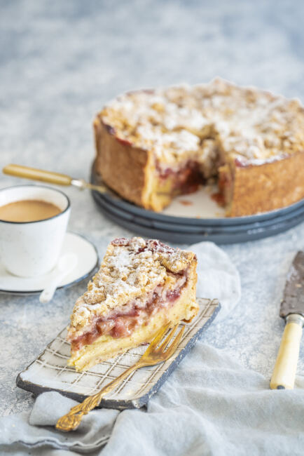 Erdbeer-Rhabarber-Streuselkuchen mit Vanillepudding