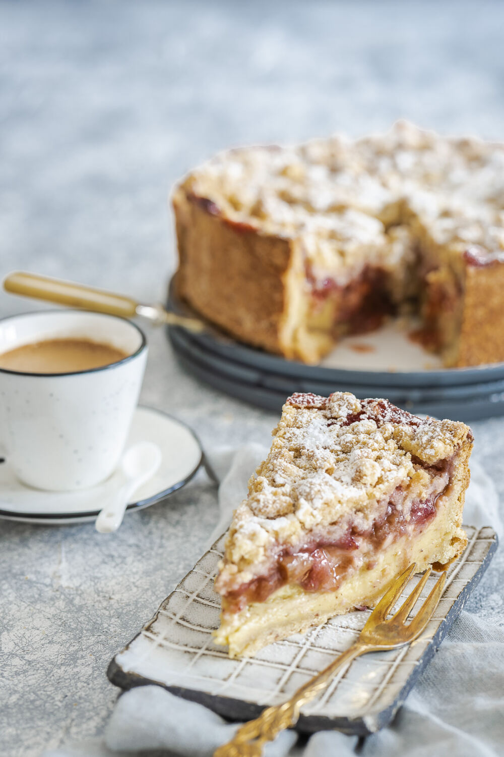 Erdbeer Rhabarber Streuselkuchen mit Vanillepudding - Salzig, Süß und ...