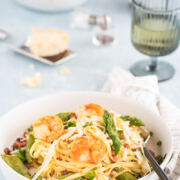 Spaghetti Carbonara mit Spargel und Garnelen