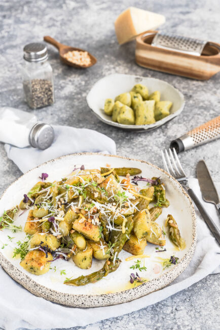 Basilikum-Gnocchi mit grünem Spargel