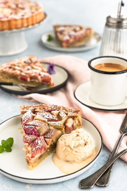 Feine Rhabarber-Tarte mit Mandelcreme