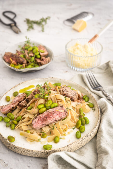 Pasta mit Steakstreifen und Edamame