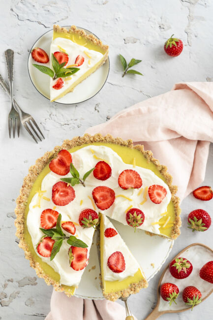 No-Bake Zitronen-Tarte mit Erdbeeren