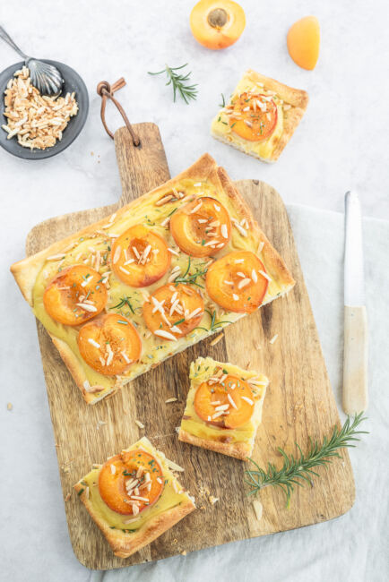 Schnelle Foccacia mit Aprikosen und Vanillecreme