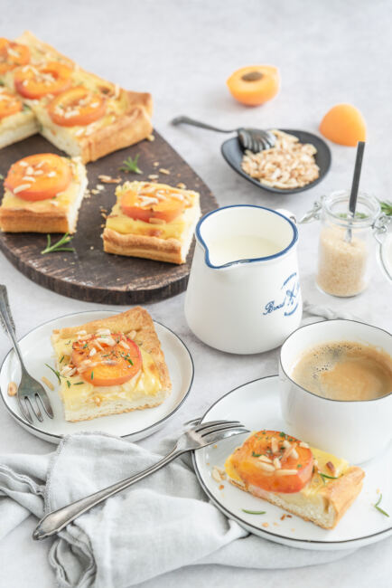 Schnelle Foccacia mit Aprikosen und Vanillecreme