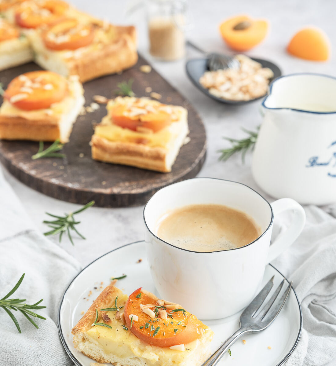 Schnelle Foccacia mit Aprikosen und Vanillecreme