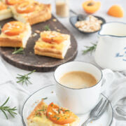 Schnelle Foccacia mit Aprikosen und Vanillecreme