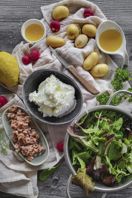 Sommersalat mit Krabben auf einer Quarkcreme