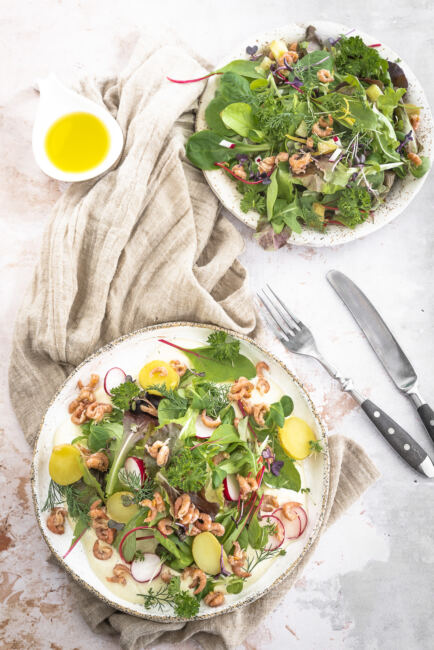 Sommersalat mit Krabben auf einer Quarkcreme