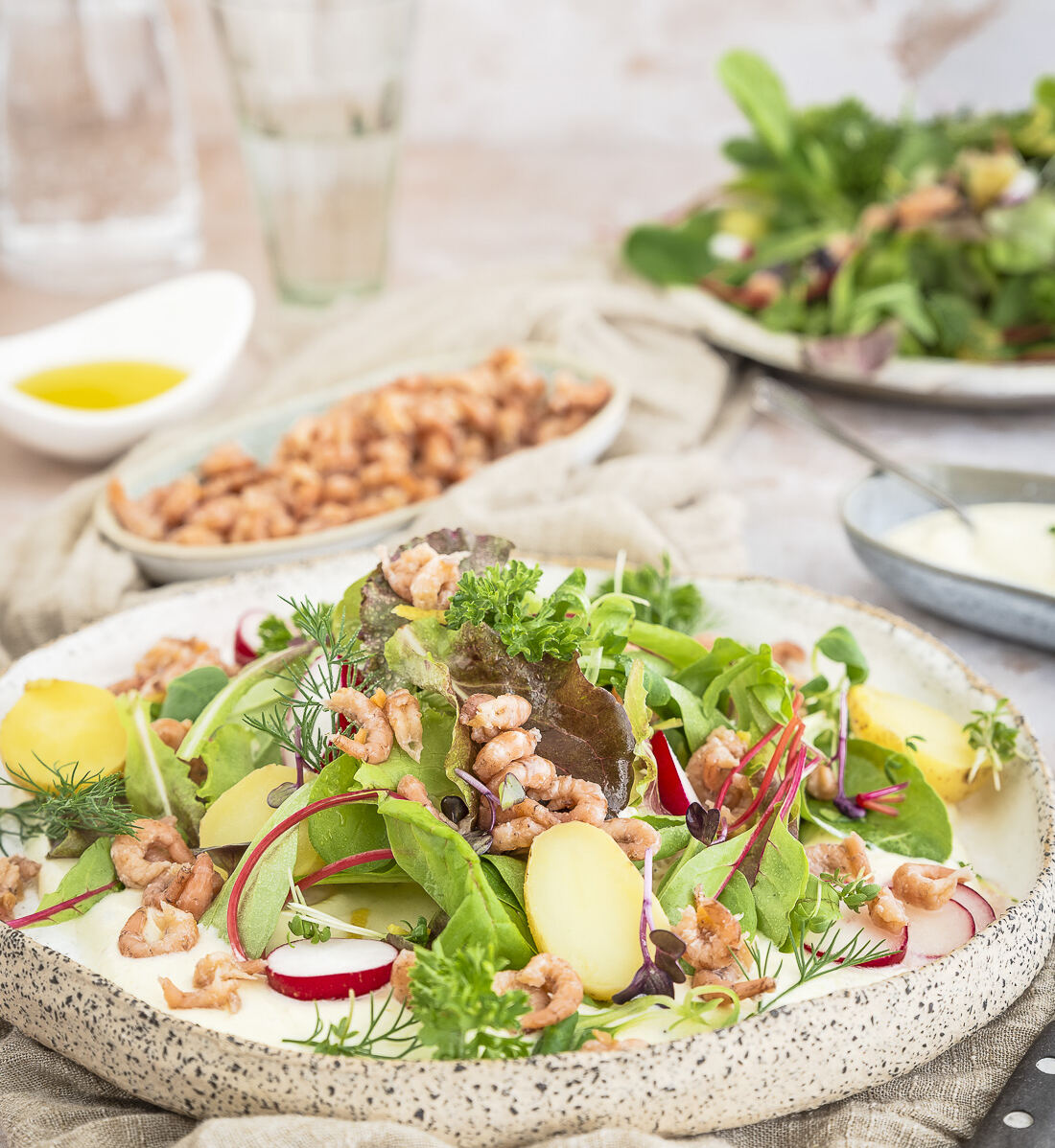 Sommersalat mit Krabben auf einer Quarkcreme