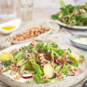 Sommersalat mit Krabben auf einer Quarkcreme