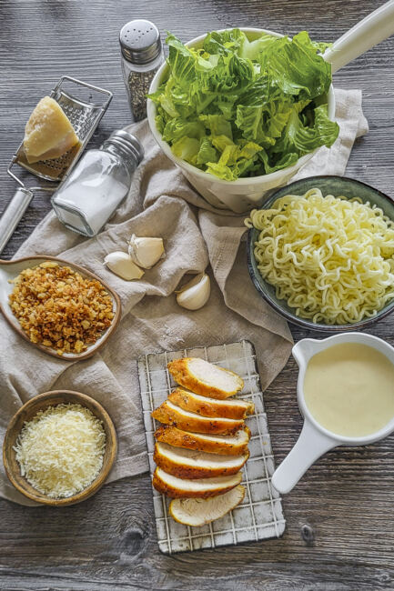 Caesar Salad mit Chicken und Mie-Nudeln