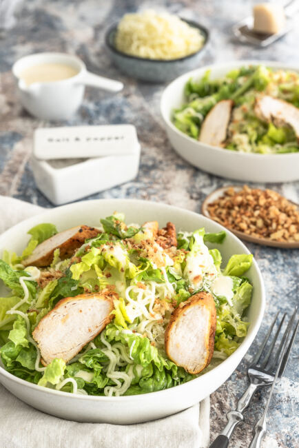 Caesar Salad mit Chicken und Mie-Nudeln