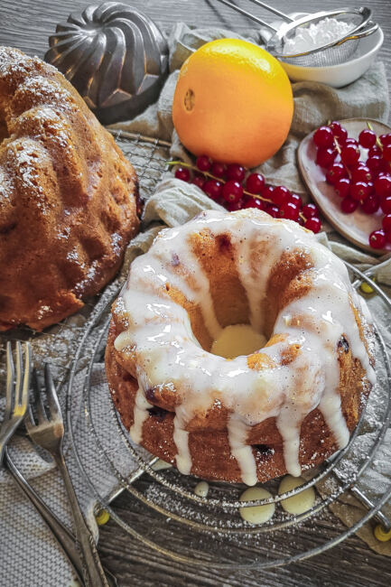 Orangen-Safran-Gugelhupf mit Johannisbeeren