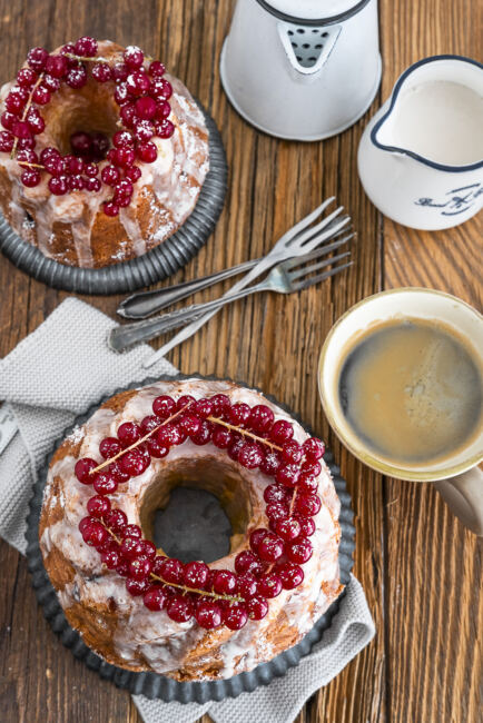 Orangen-Safran-Gugelhupf mit Johannisbeeren