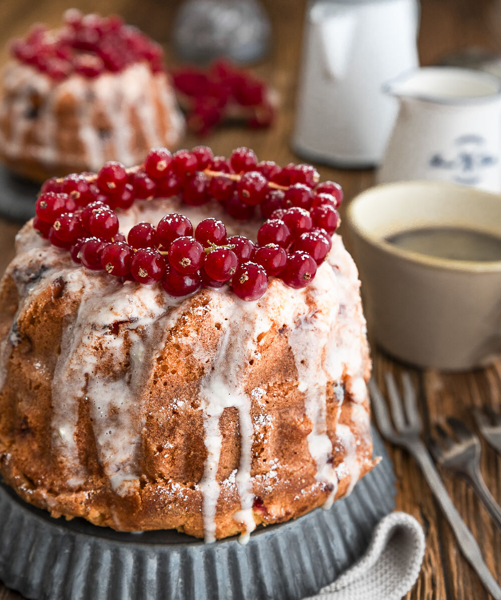 Orangen-Safran-Gugelhupf mit Johannisbeeren