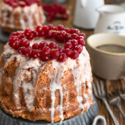 Orangen-Safran-Gugelhupf mit Johannisbeeren