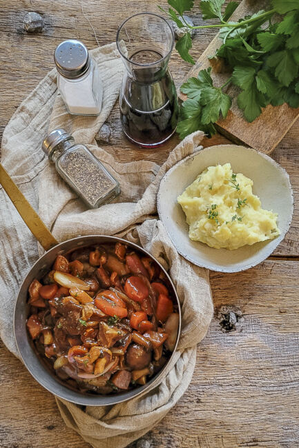 Genussvolles Pilz Bourguignon mit Blumenkohlpüree