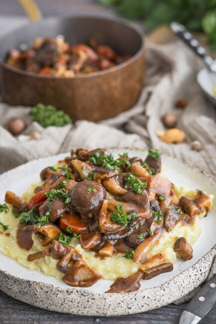 Genussvolles Pilz Bourguignon mit Blumenkohl-Püree