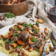 Genussvolles Pilz Bourguignon mit Blumenkohl-Püree