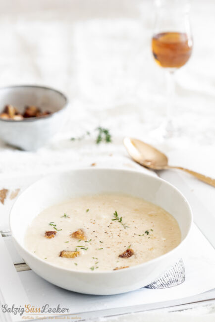 Selleriecremesuppe mit knusprigen Croutons