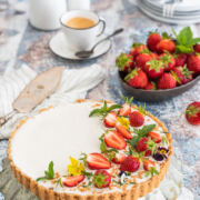 Leckere Stippmilch-Tarte mit Erdbeeren
